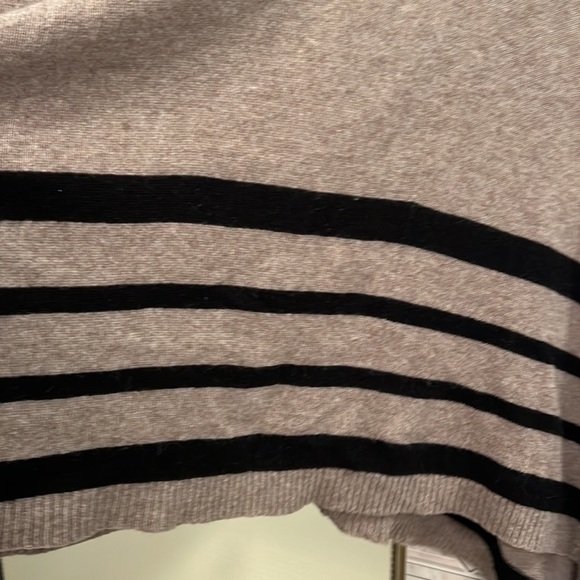 Wool Tahari Poncho - Picture 2 of 4